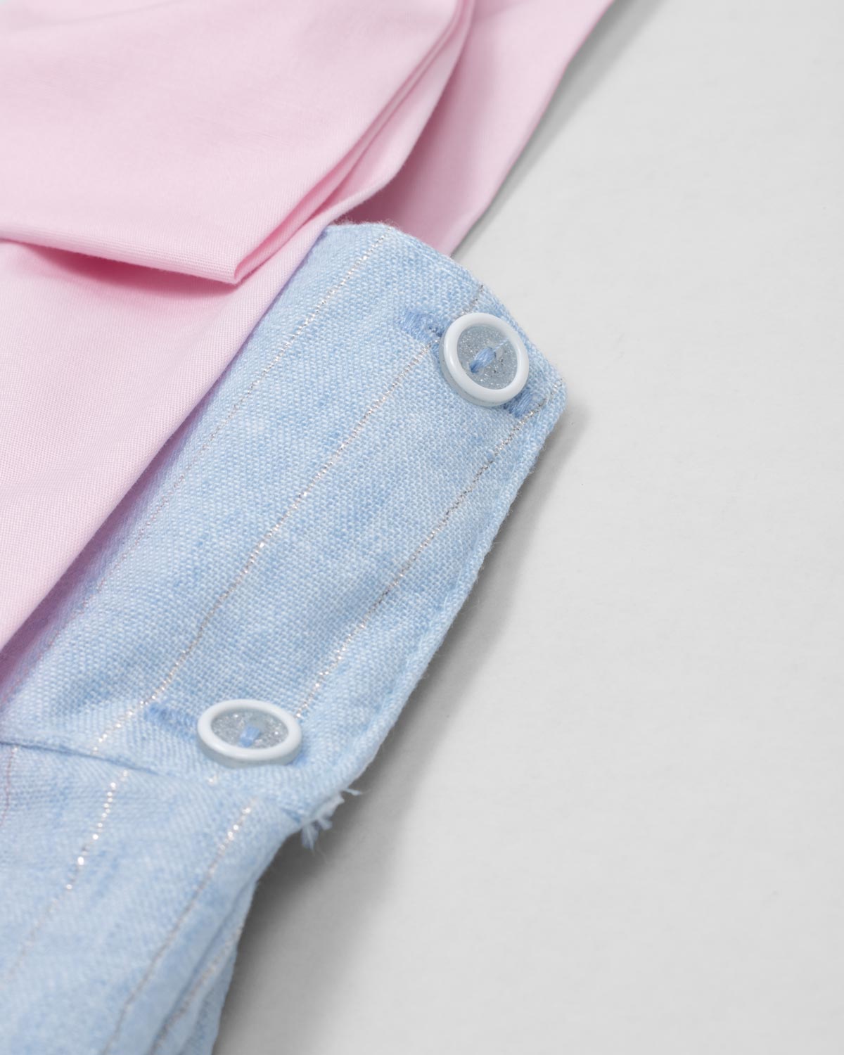 Vestido azul con moño rosado en hombro y brillos para niña