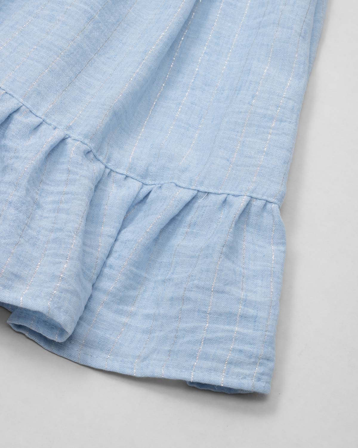 Vestido azul con moño rosado en hombro y brillos para niña