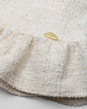 Vestido blanco terminado en bolero con tejido texturizado y bolsito pequeño para niña