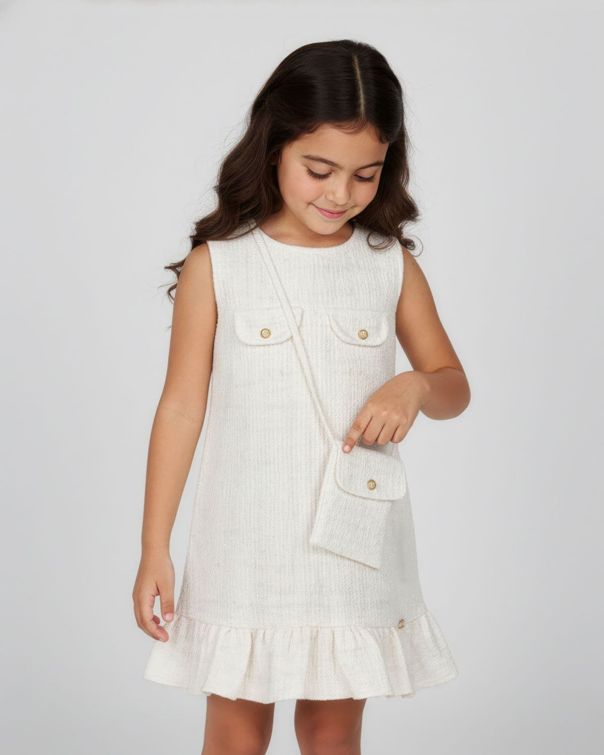 Vestido blanco terminado en bolero con tejido texturizado y bolsito pequeño para niña