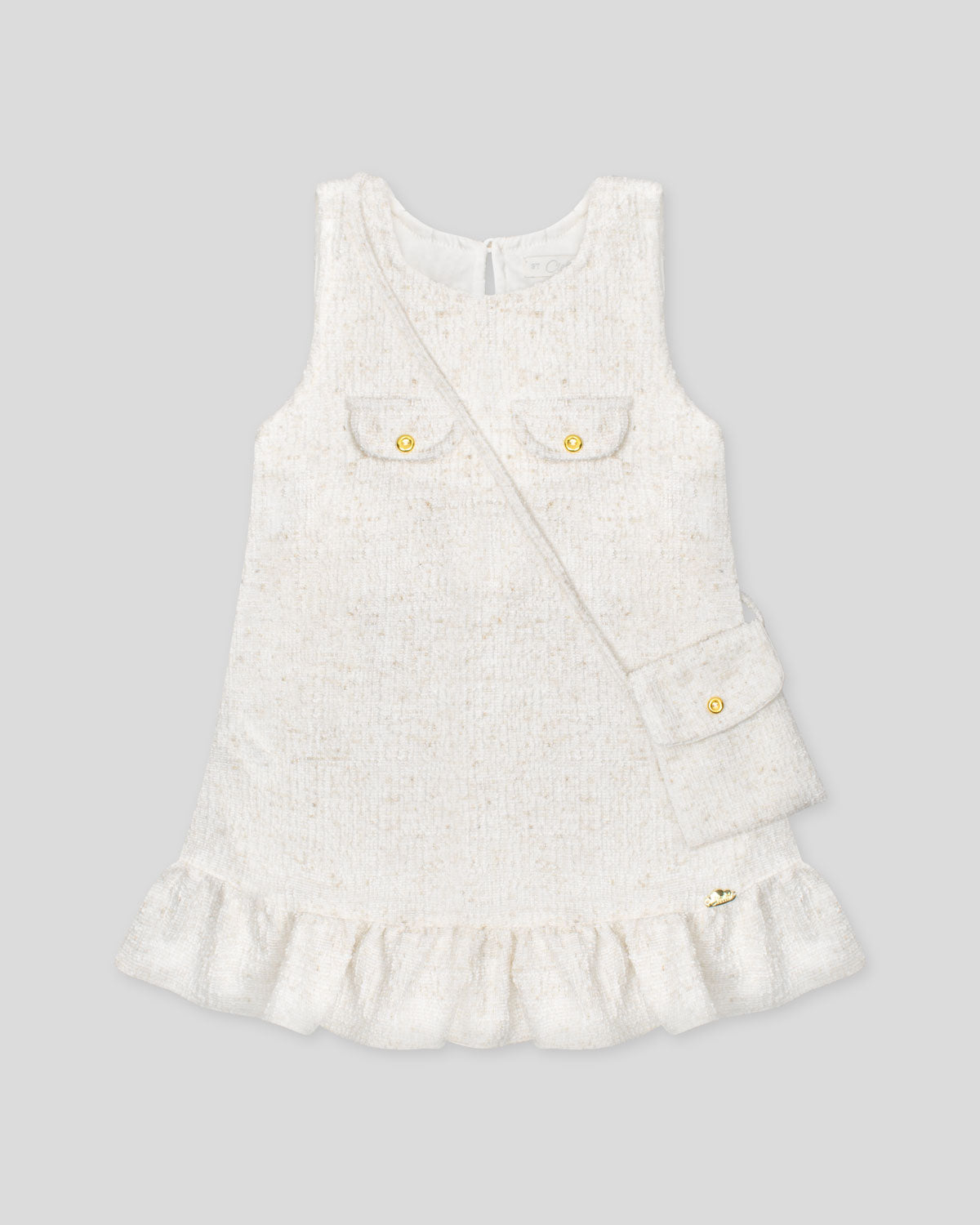 Vestido blanco terminado en bolero con tejido texturizado y bolsito pequeño para niña