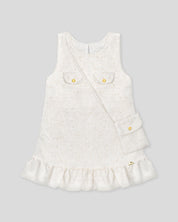 Vestido blanco terminado en bolero con tejido texturizado y bolsito pequeño para niña