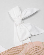 Vestido café con bordado de hojas y tiras blancas con moño para niña