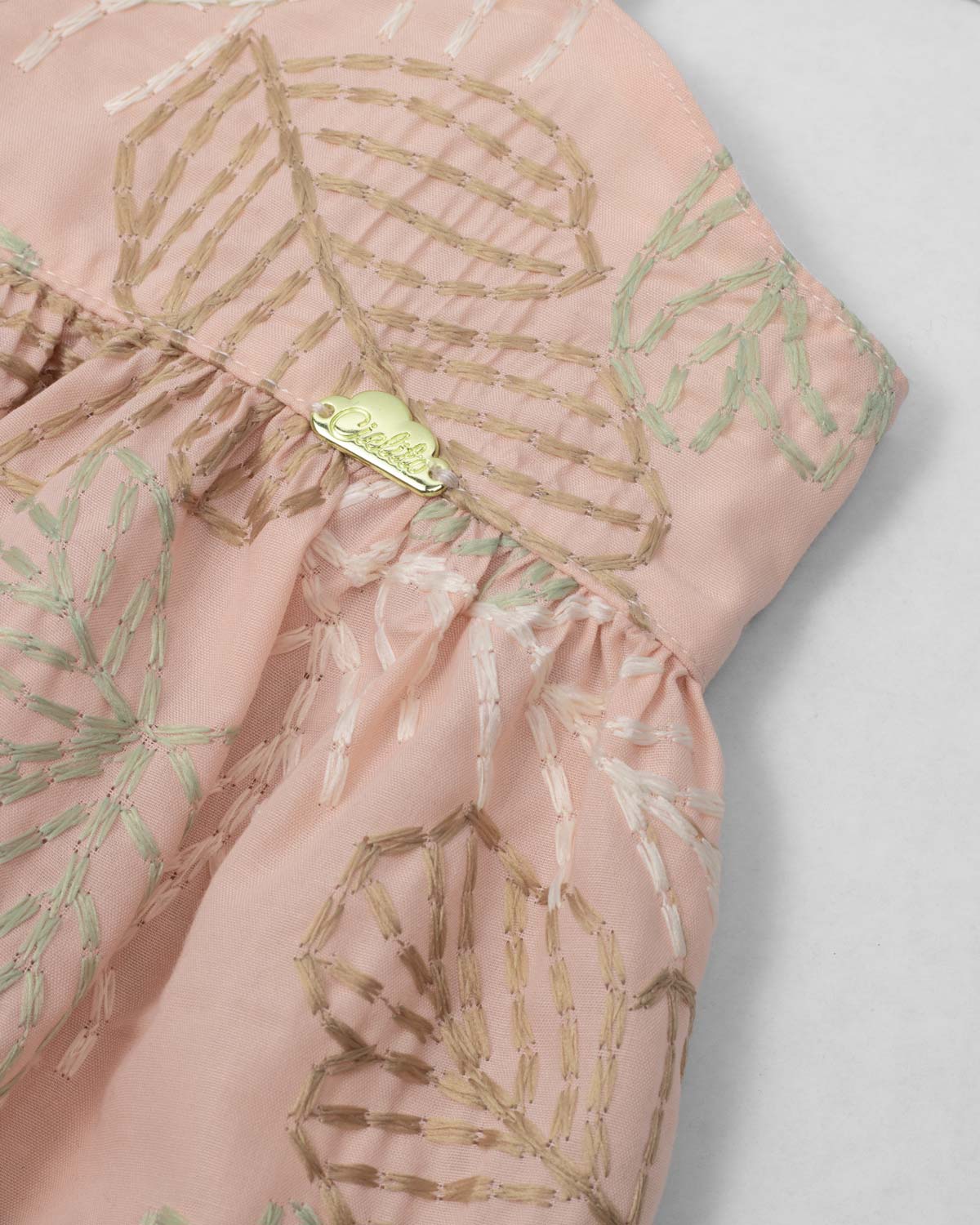 Vestido café con bordado de hojas y tiras blancas con moño para niña