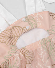 Vestido café con bordado de hojas y tiras blancas con moño para niña