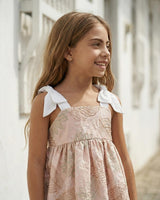 Vestido café con bordado de hojas y tiras blancas con moño para niña