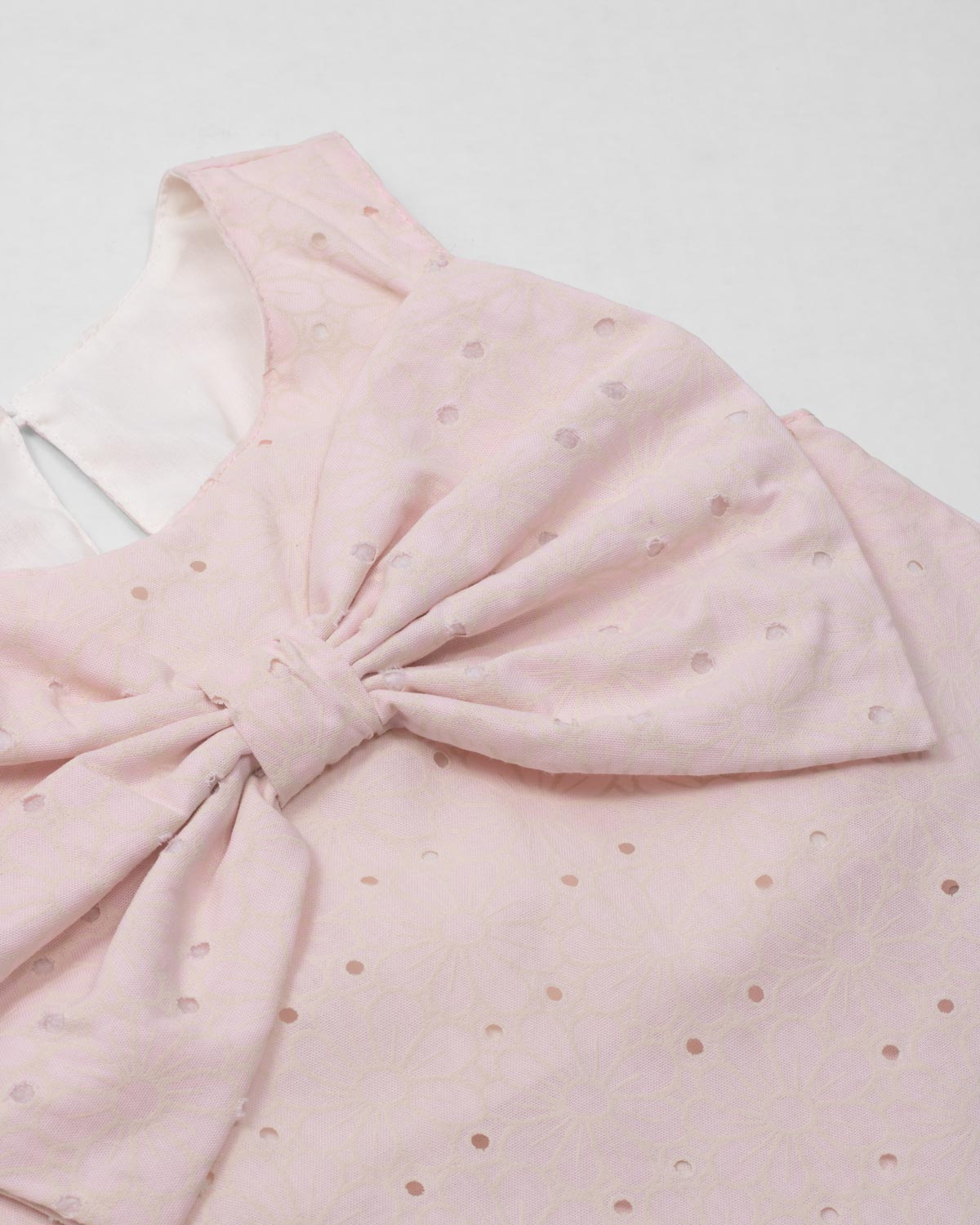 Vestido en tela hoja rota rosa con flores y moño para niña