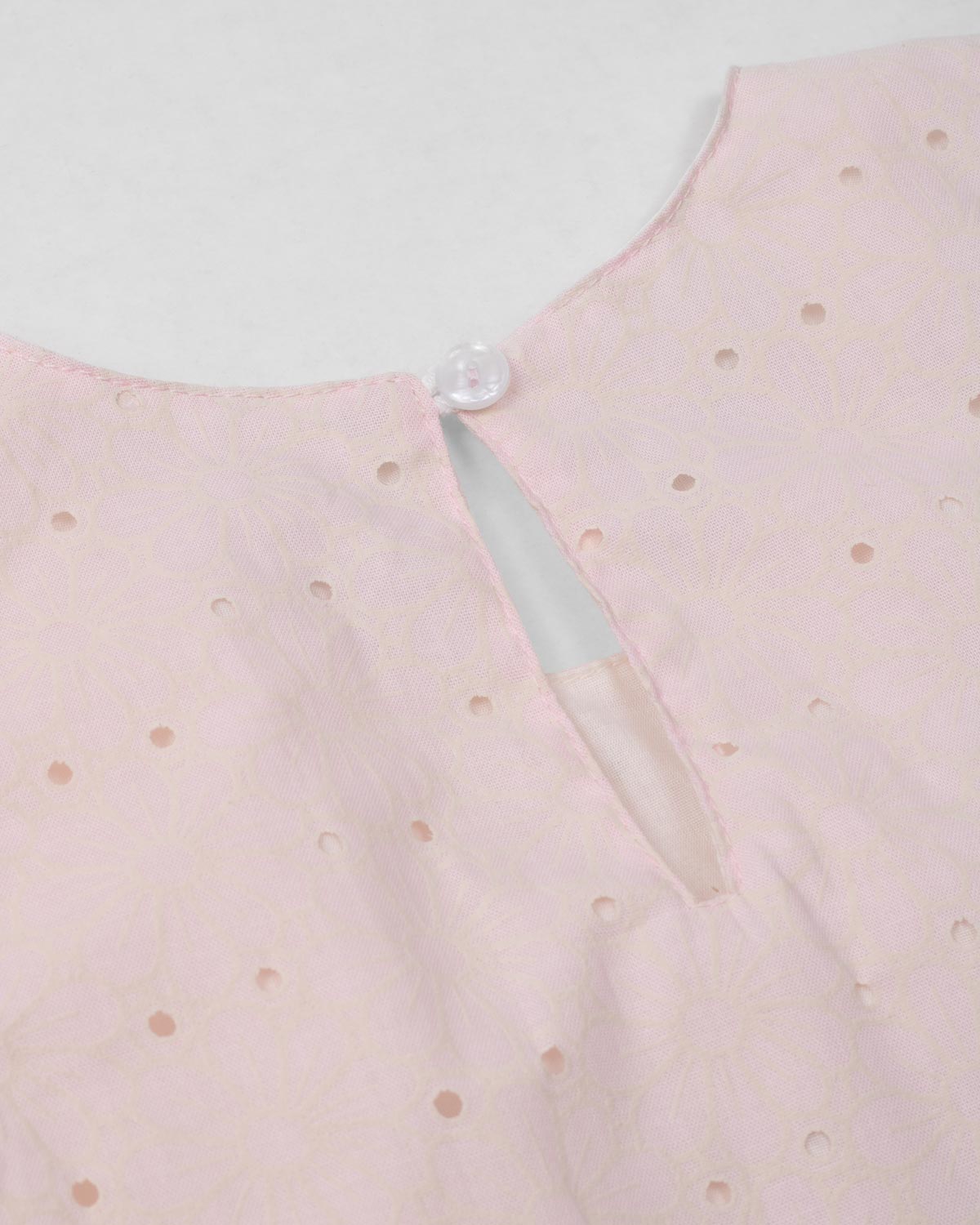 Vestido en tela hoja rota rosa con flores y moño para niña