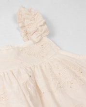Vestido crema de tiras zurcidas con tela con bordado de flores y lentejuelas para niña