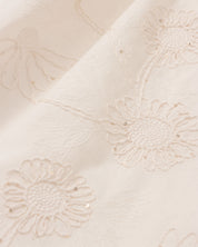 Vestido crema de tiras zurcidas con tela con bordado de flores y lentejuelas para niña
