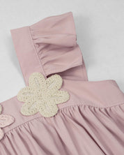 Vestido rosa de tiras con boleros y apliques de flor para niña