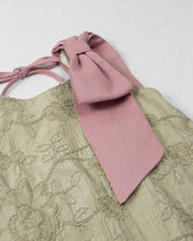 Vestido verde con flores bordadas y moño rosa en hombro para niña