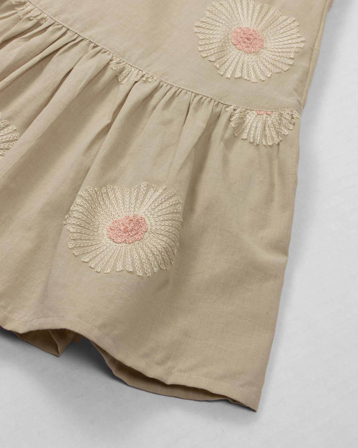 Vestido café de tiras con bordados de flores y moño rosa en hombro para niña