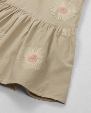 Vestido café de tiras con bordados de flores y moño rosa en hombro para niña