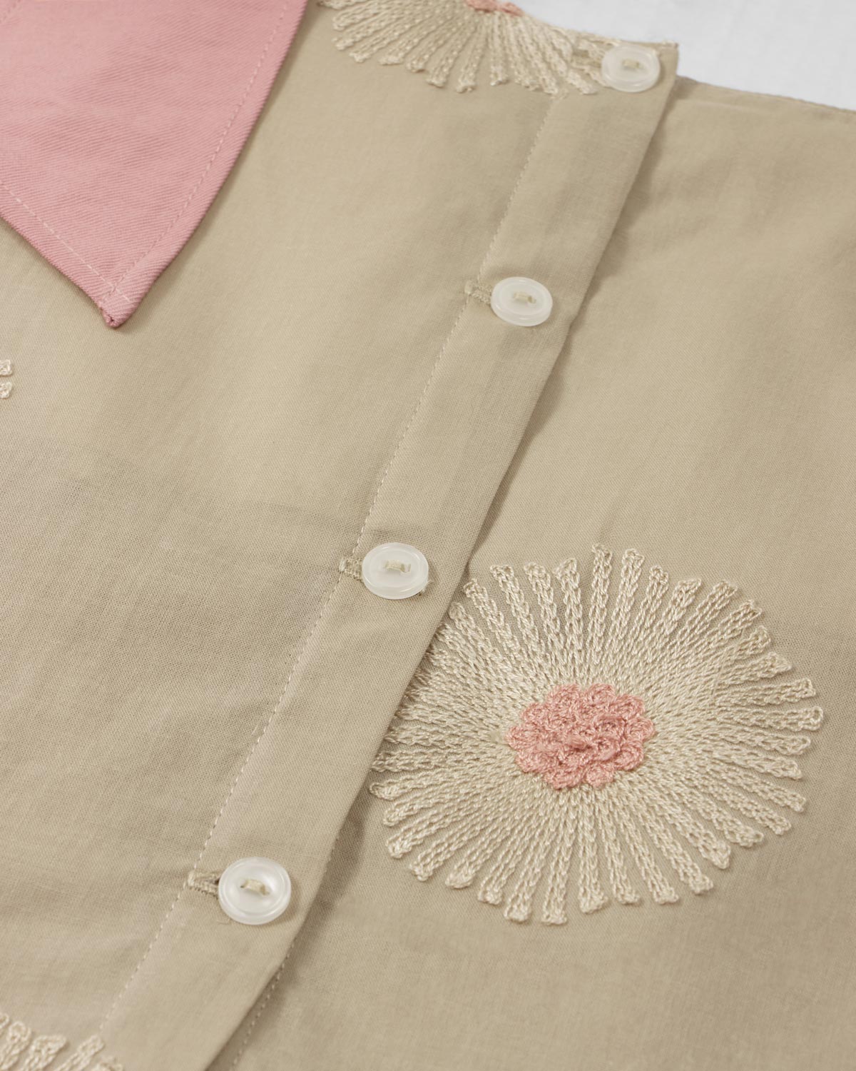 Vestido café de tiras con bordados de flores y moño rosa en hombro para niña