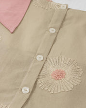 Vestido café de tiras con bordados de flores y moño rosa en hombro para niña