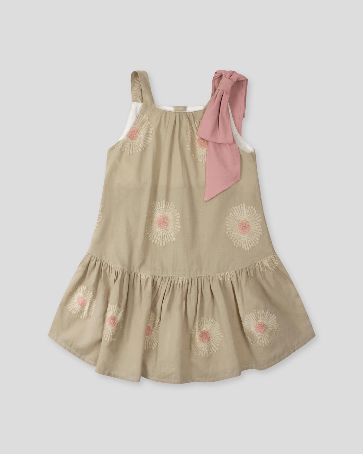 Vestido café de tiras con bordados de flores y moño rosa en hombro para niña