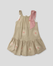 Vestido café de tiras con bordados de flores y moño rosa en hombro para niña
