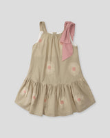 Vestido café de tiras con bordados de flores y moño rosa en hombro para niña