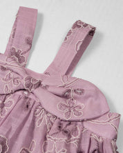 Vestido de tiras lila con tela bordada de flores y moño para niña