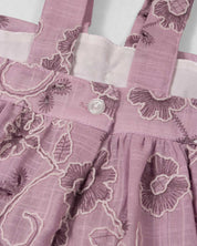 Vestido de tiras lila con tela bordada de flores y moño para niña