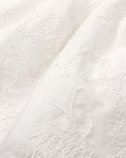 Vestido blanco de tiras con moño y tela bordada para niña