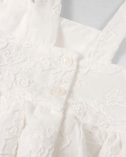Vestido blanco de tiras con moño y tela bordada para niña