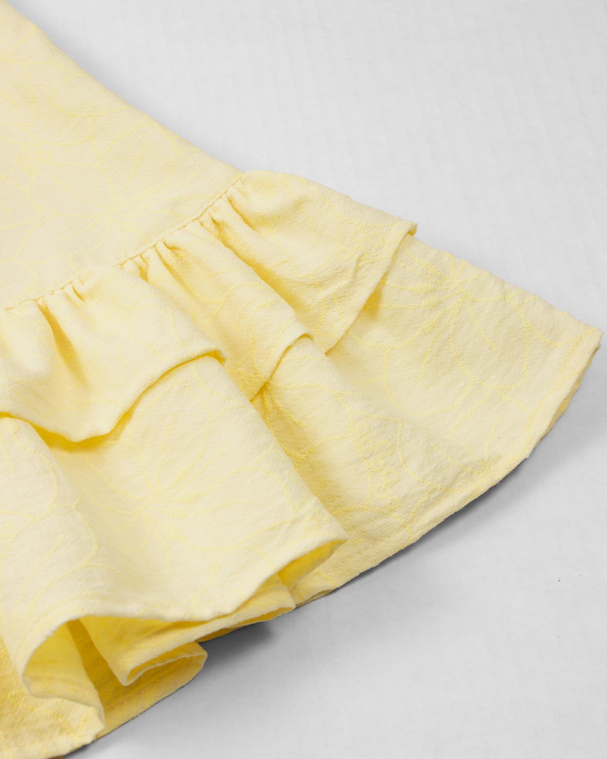 Vestido amarillo con moños y estampado floral para niña