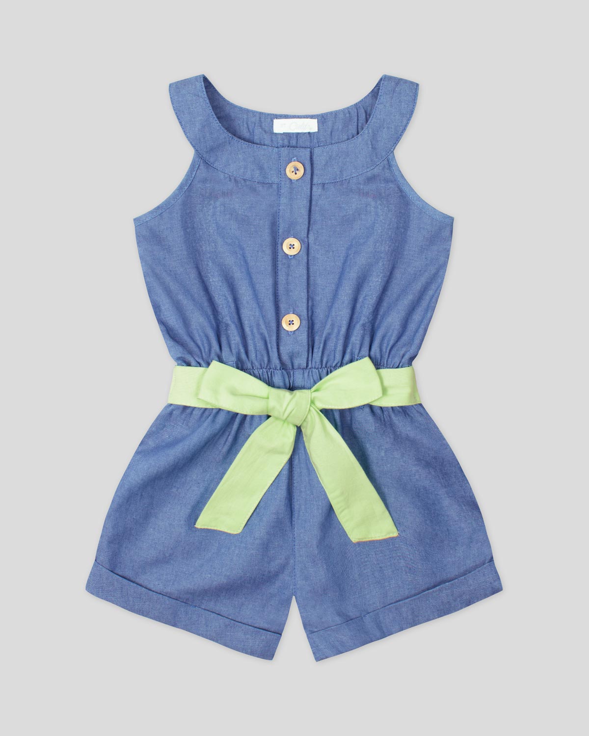 Enterizo corto en chambray con botones y detalle de cinturón verde para niña