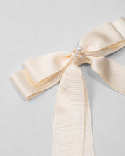 Moño pinza de cintas satinadas blanco crema