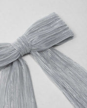 Moño plateado plisado con brillos para niña