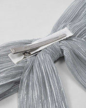 Moño plateado plisado con brillos para niña