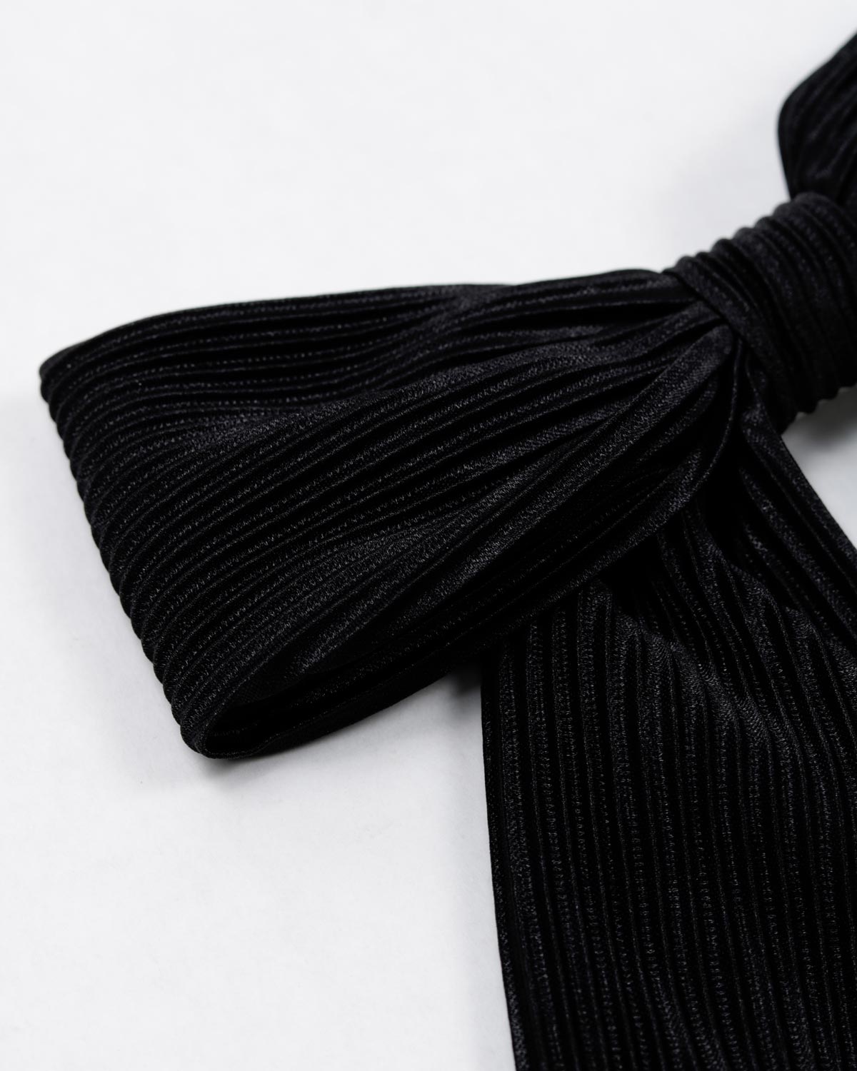 Moño pinza negro plisado para niña