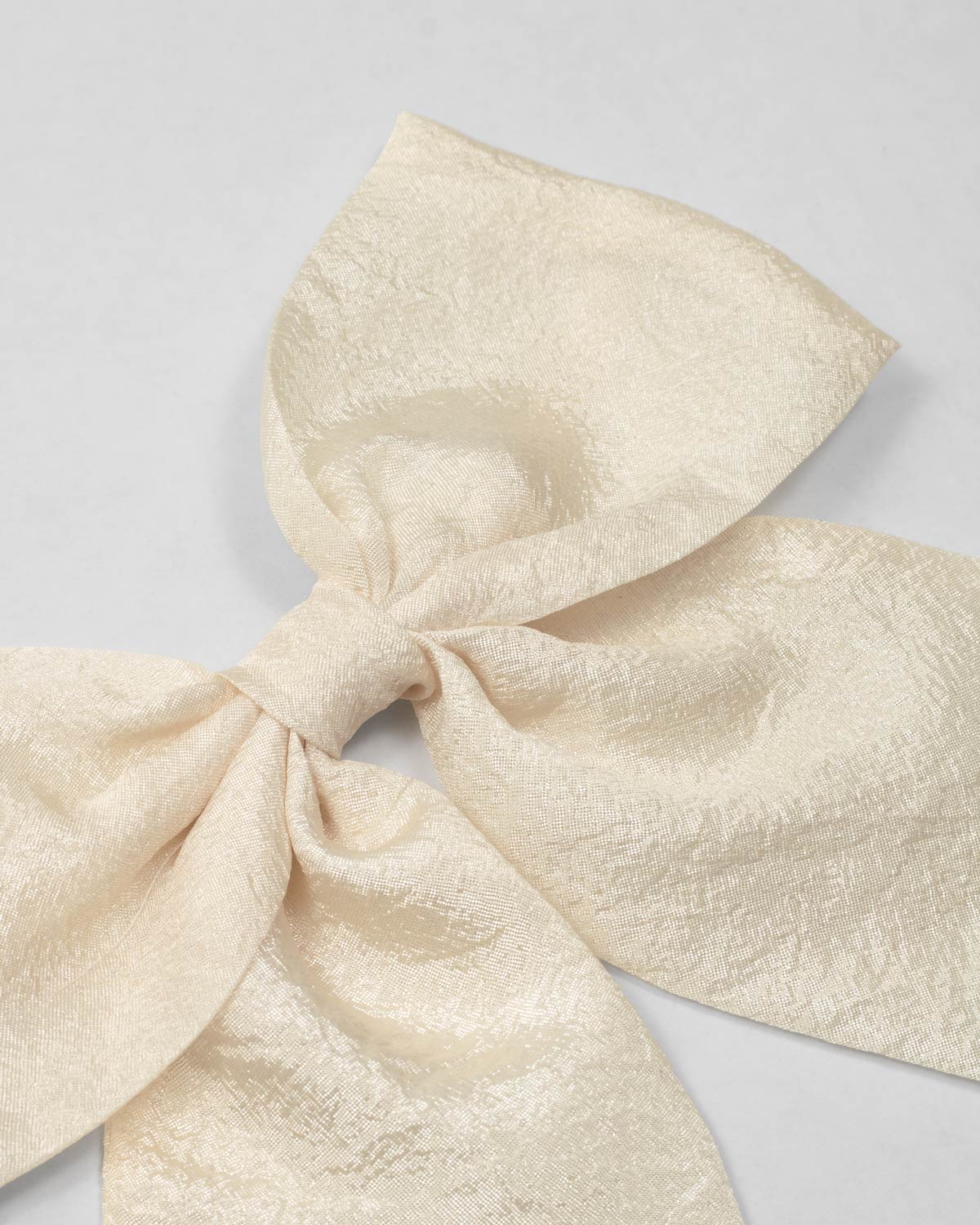 Moño pinza en seda amarillo crema para niña