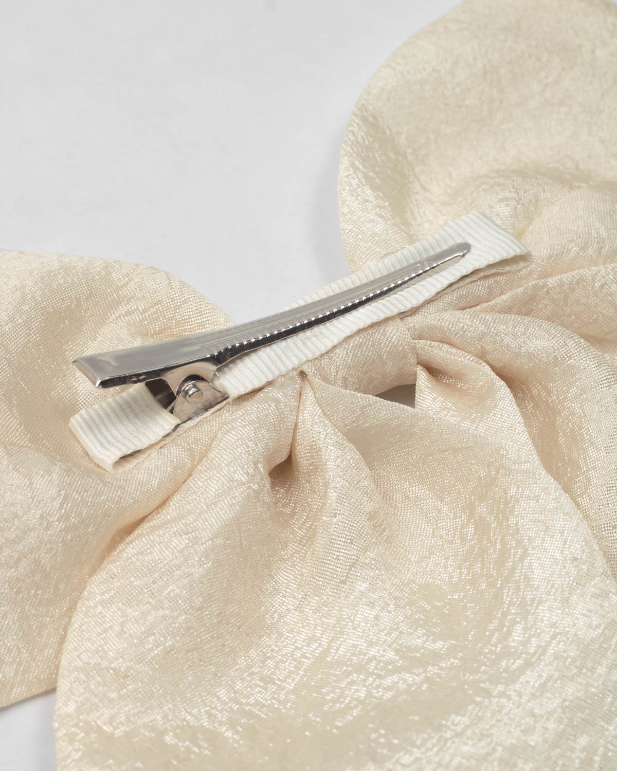 Moño pinza en seda amarillo crema para niña