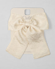 Moño pinza en seda amarillo crema para niña