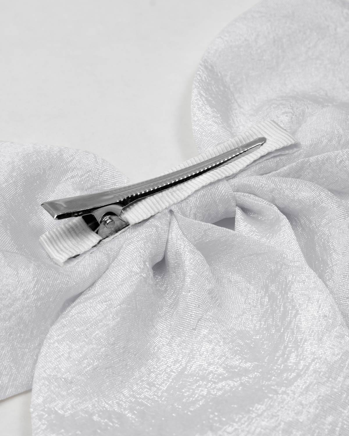 Moño pinza en seda blanco para niña