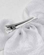 Moño pinza en seda blanco para niña