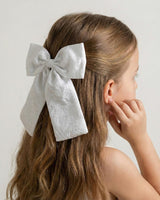 Moño pinza en seda blanco para niña