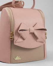 Bolso tipo mochila rosa con detalle de moño y cierre para niña