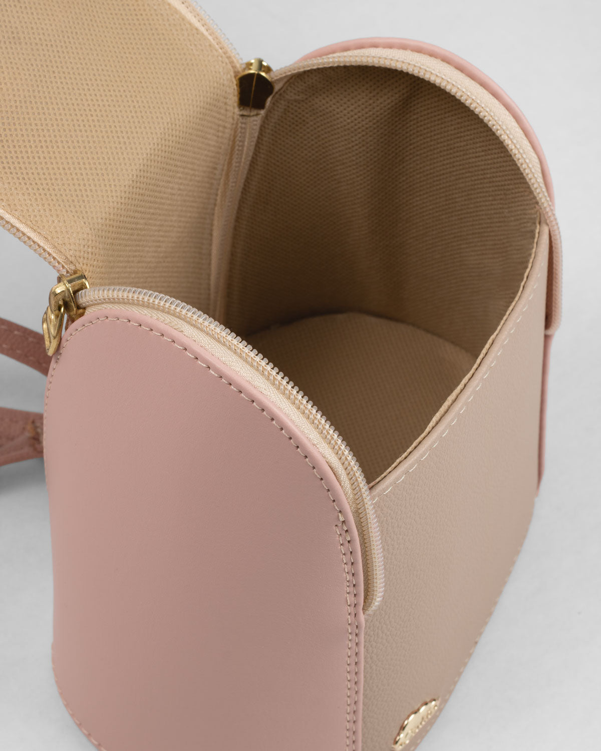 Bolso tipo mochila rosa con detalle de moño y cierre para niña