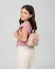 Bolso tipo mochila rosa con detalle de moño y cierre para niña