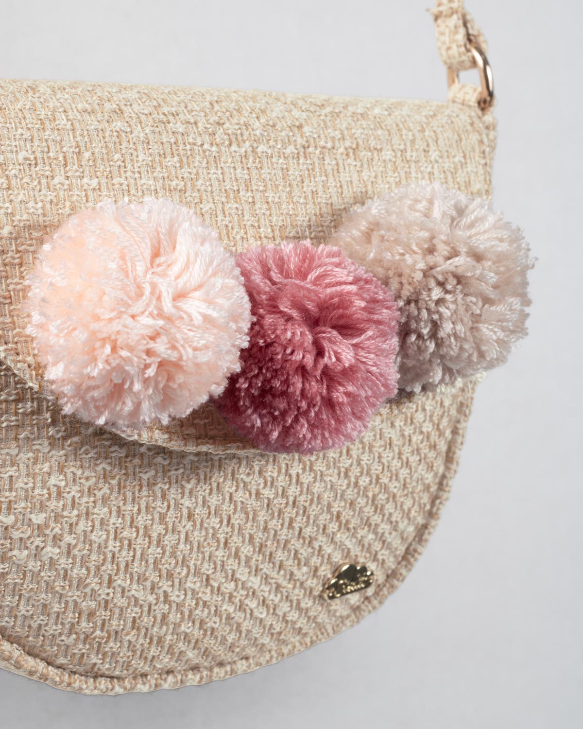 Bolso tejido con pompones y botón de imán para niña
