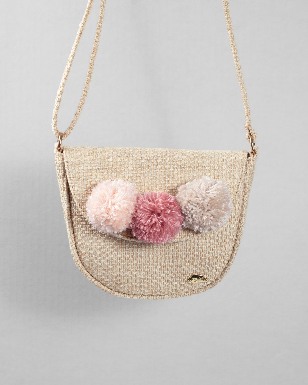 Bolso tejido con pompones y botón de imán para niña
