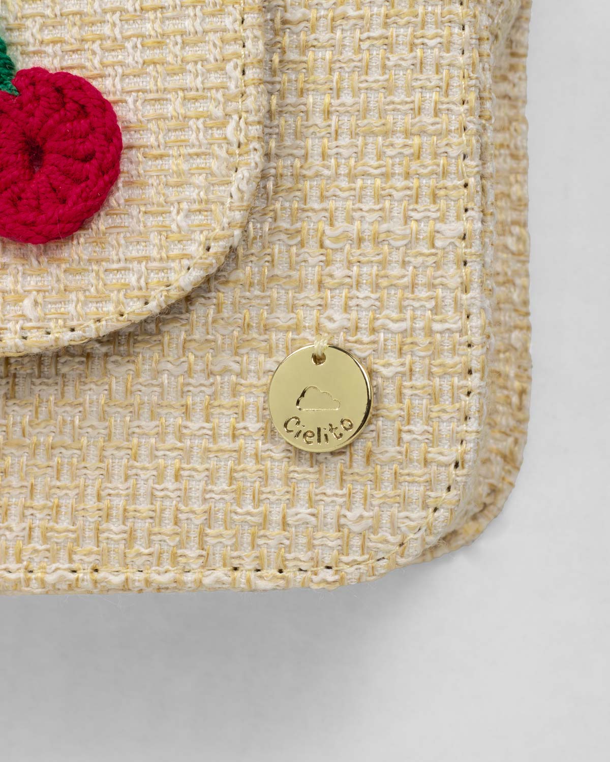 Bolso tejido con cerezas y botón de imán para niña
