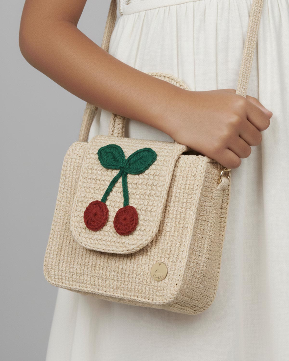 Bolso tejido con cerezas y botón de imán para niña