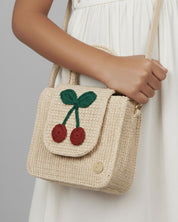 Bolso tejido con cerezas y botón de imán para niña