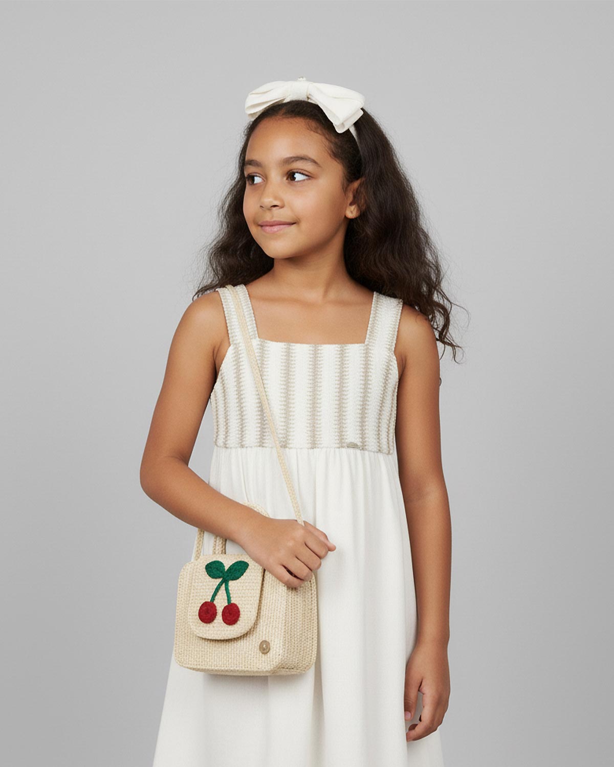 Bolso tejido con cerezas y botón de imán para niña
