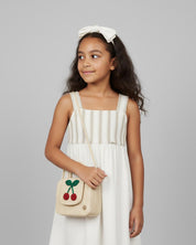 Bolso tejido con cerezas y botón de imán para niña