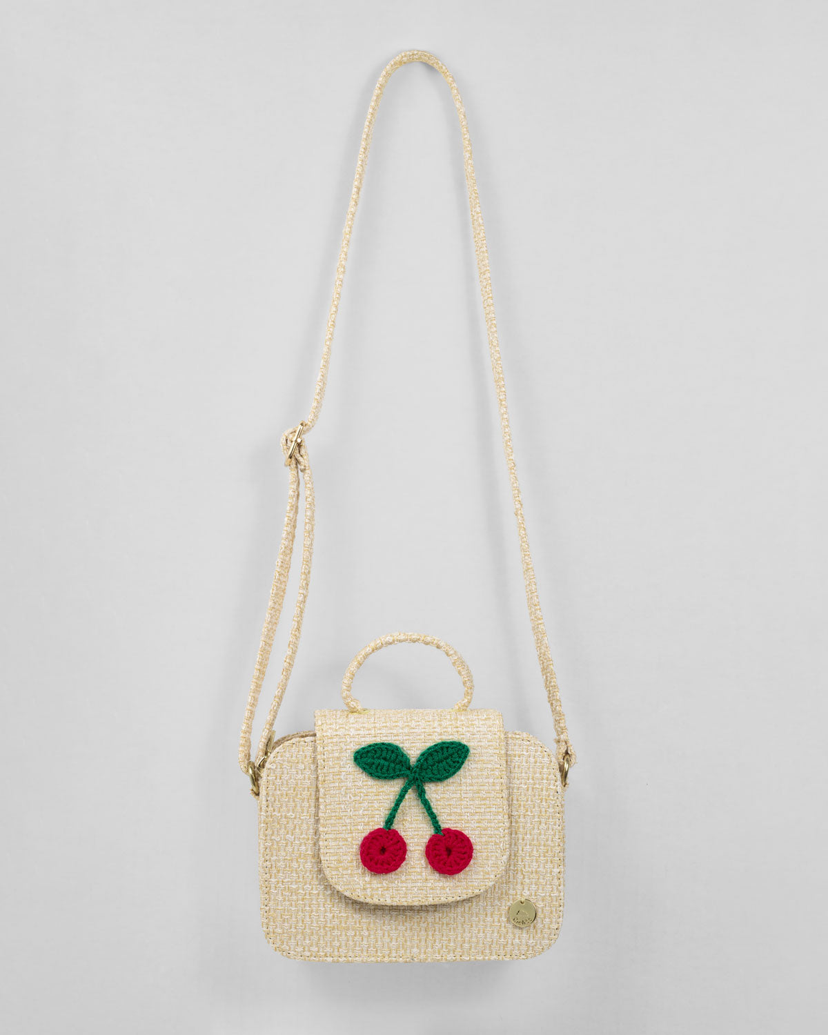 Bolso tejido con cerezas y botón de imán para niña